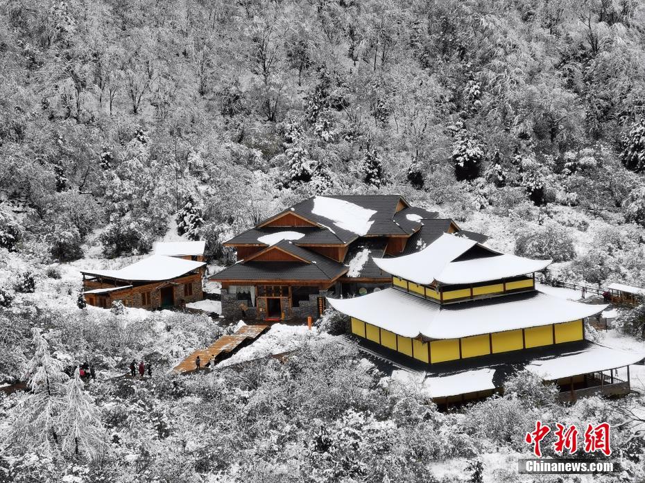 秋冬シーズン初の降雪が観測された松潘県黃竜風(fēng)景名勝區(qū)（寫真著作権はCFP視覚中國が所有のため転載禁止）。