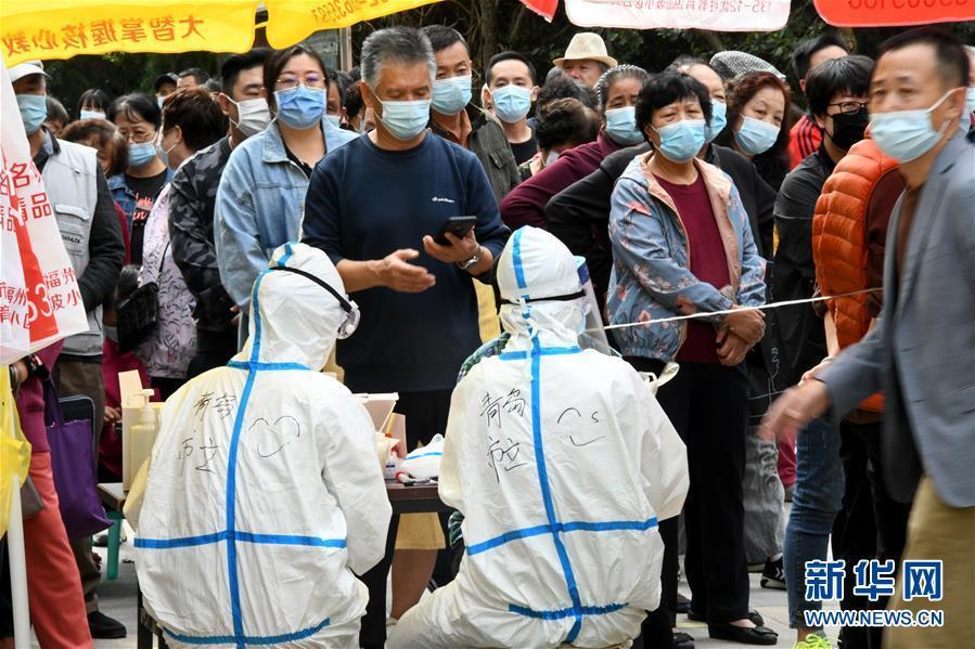 10月13日、青島市市北區合肥路街道樺川路コミュニティ検査所でPCR検査を受ける市民（撮影?李紫恒）。