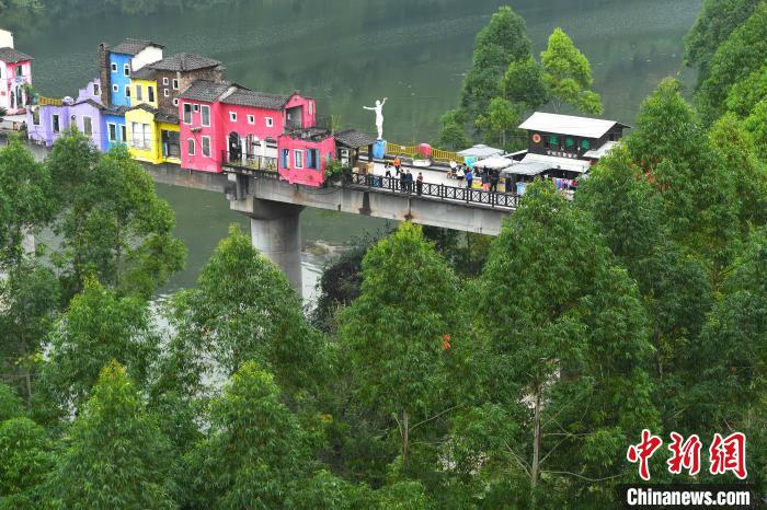 長江沿岸の美しい風景（撮影?陳超）。