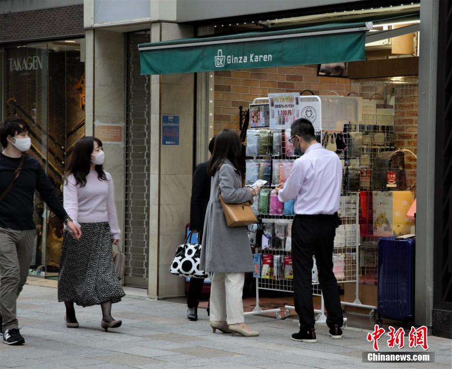 東京にあるショップでマスクを購入する女性（撮影?呂少威）。