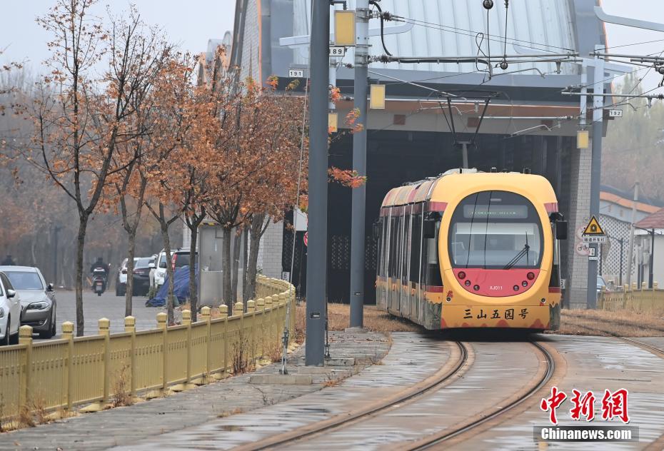 ラッピング車両「三山五園號」（撮影?侯宇）。