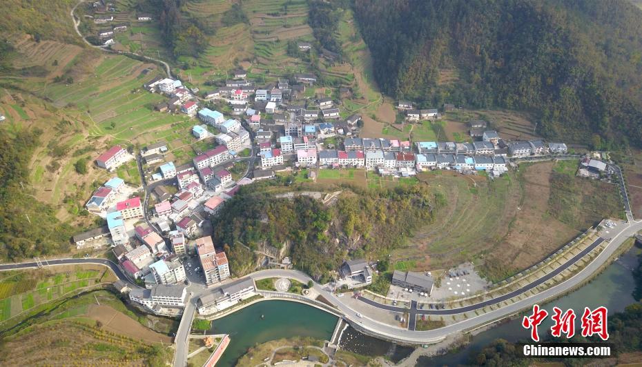 11月9日、上空から撮影した湖北省十堰市◇西県（◇は員におおざと）の澗池郷下営村（撮影?鄭子顔）。