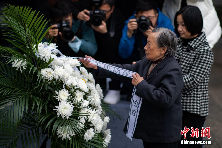 南京大虐殺犠牲者遺族による慰霊會に出席した生存者の夏淑琴さん（撮影?泱波）。