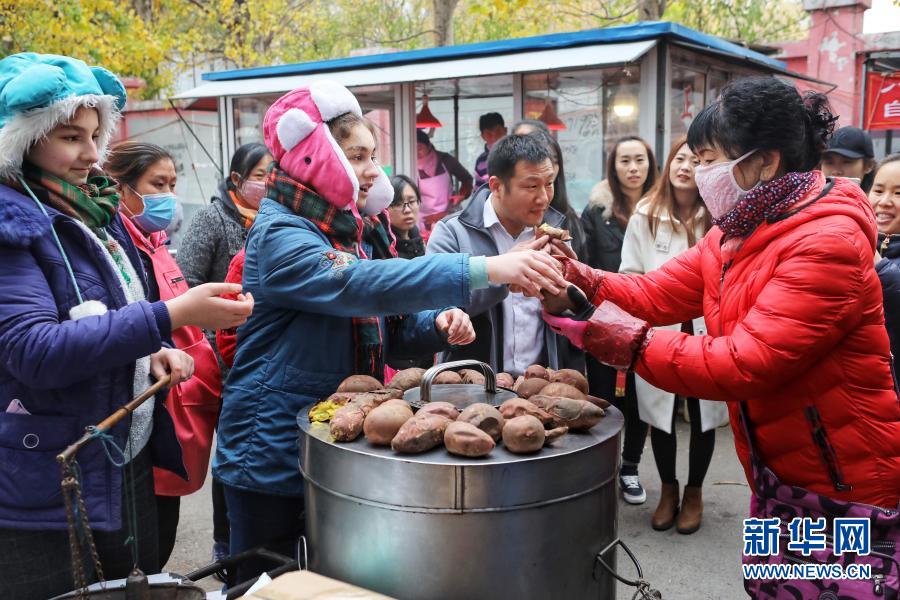 焼き芋を売る金髪女性、ある米國人姉妹の「中國の夢」