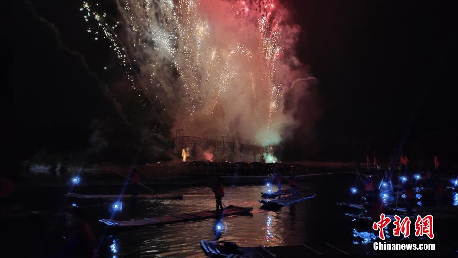 1日夜、陽朔県を流れる漓江の畔で再現された陽朔八大美景の一つ「漓江漁火」の光景（撮影?楊宗盛）。