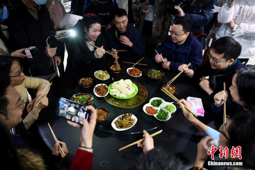 モンゴルから寄贈(zèng)された羊肉を一緒に味わう醫(yī)療従事者たち（撮影?張浪）。