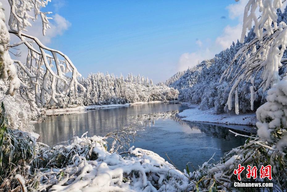 氷と雪に覆われた紅竜湖森林公園（撮影?黃淮河）。