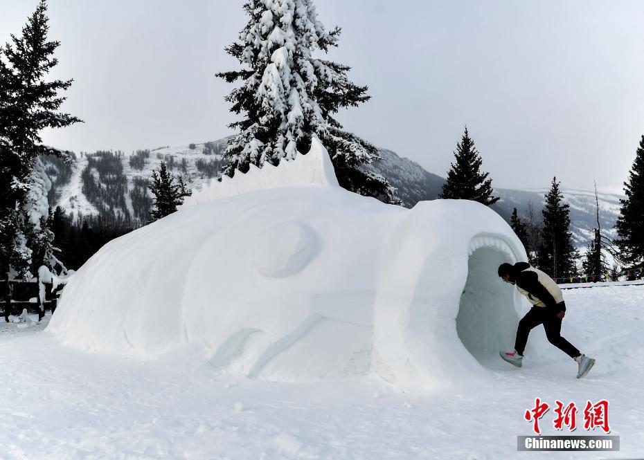 12月23日、ユニークな巨大魚の雪像に入っていく観光客（撮影?劉新）。