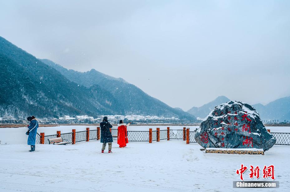 寒く寂しい神農架の「雪の巣」がロマン溢れる「雪郷」に変身　湖北省