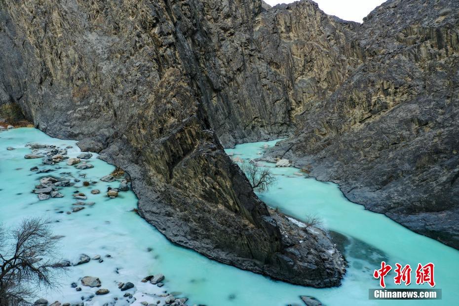 谷間を走るシルクリボンのような渓流（撮影?年磊）。