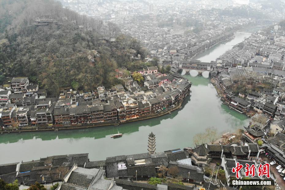 2月16日、上空から撮影した、鳳凰県を西から東に流れる湘西沱江（撮影?楊華峰）。