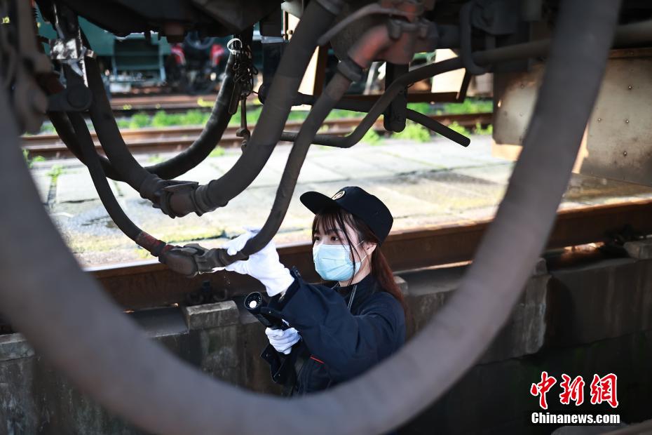 入庫した車両のチェックを行う車両検査員の張?jiān)封彜丹螅ù橛?蘇志剛）。