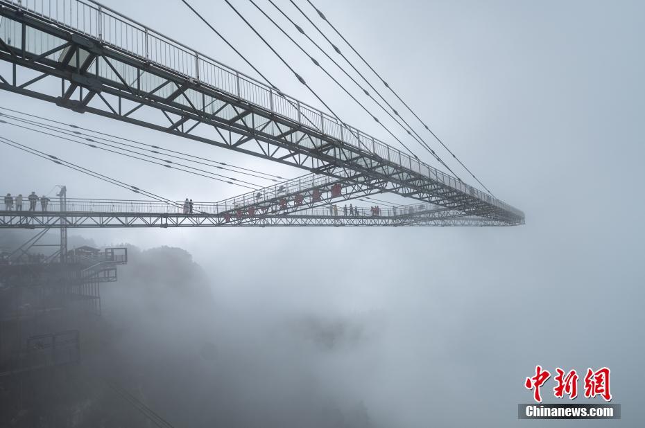 斷崖絶壁から突き出すように設(shè)置されている「天空懸廊（スカイウォーク）」（撮影?何蓬磊）。