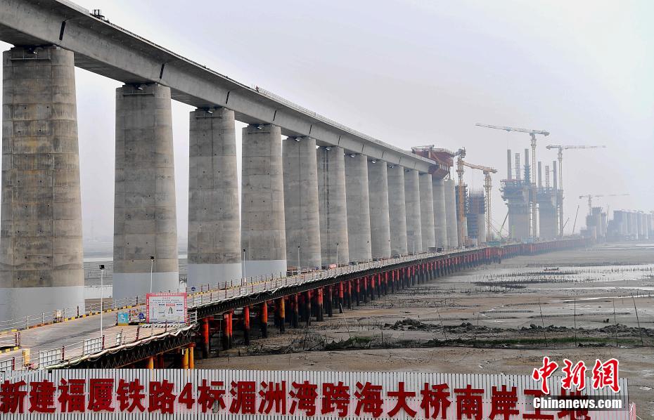 3月17日、建設作業が急ピッチで進む福廈鉄道湄州灣跨海大橋泉港區間（撮影?張斌）。