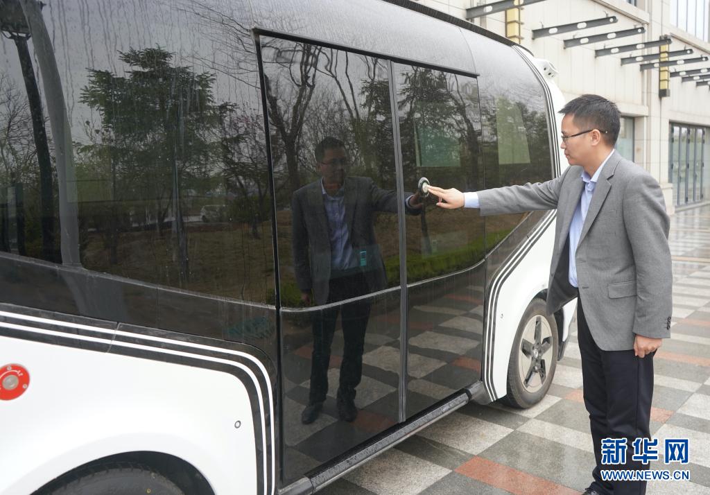 3月26日、雄安智絵未來科技園で、センサーにタッチして無人運転列車の乗降ドアを開ける、雄安デジタル交通実験室の任大凱さん（撮影?金皓原）。