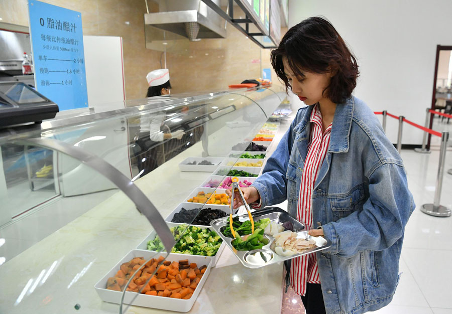 4月1日、長(zhǎng)春中醫(yī)薬大學(xué)の食堂で、ヘルシーな料理を選ぶ女子大生（寫真著作権はCFP視覚中國が所有のため転載禁止）。