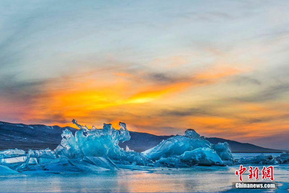 湖面の上に浮かぶ氷が夕日に照らされ息を吞むような景色を見せる青海湖（撮影?趙海梅）。