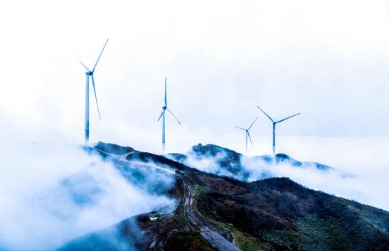 2021年3月3日、湖南省桂陽県白水ヤオ族郷の天塘山風力発電所で、數10基の風力発電機が立ち並ぶ壯観な眺め。（撮影?周秀魚春/人民図片） 