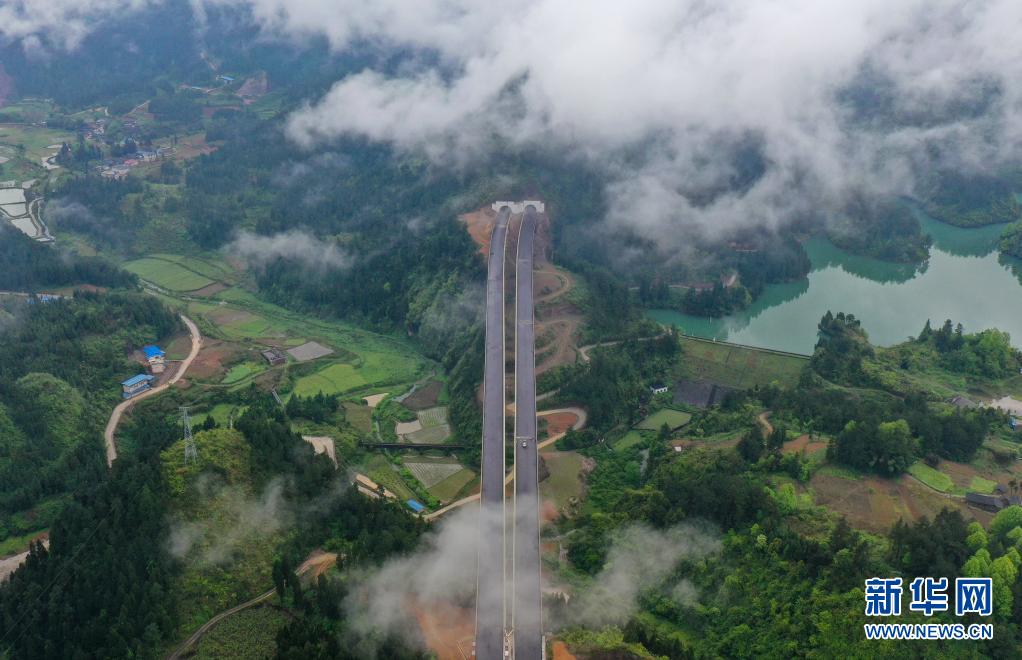 4月13日に撮影した石玉高速道路の將軍山區間（ドローンで撮影?胡攀學）。