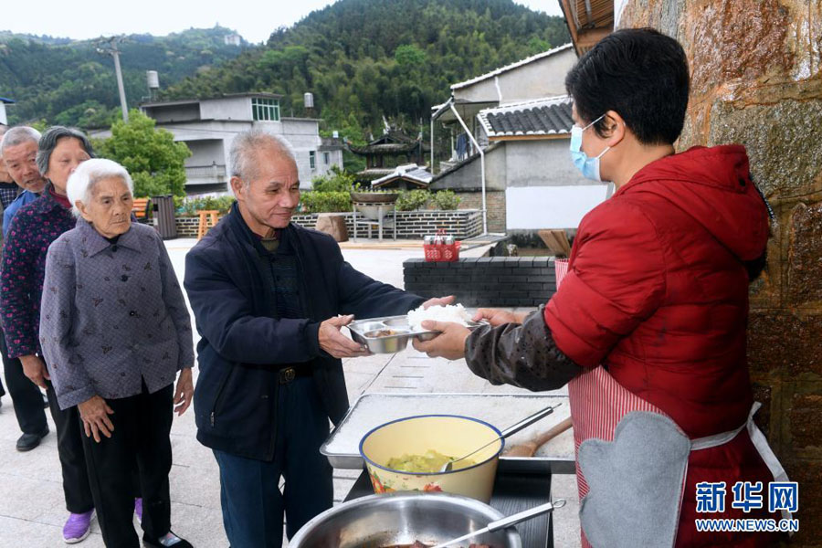 4月15日、福建省南平市順昌県元坑鎮際下村で、列に並んで晝食を受け取る村民（撮影?彭張青）。