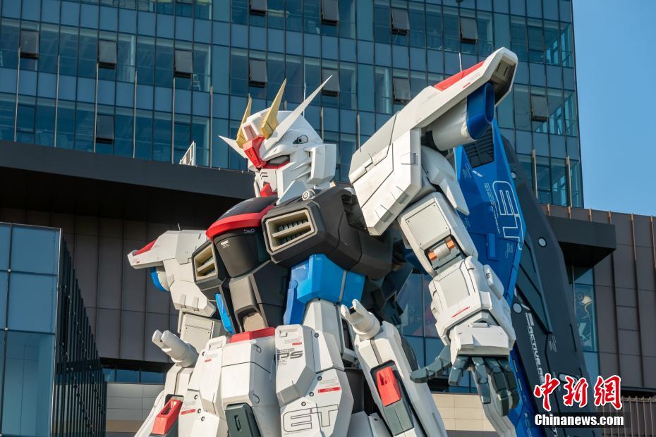 高さ18.03メートルのフリーダムガンダム立像が完成　上海浦東