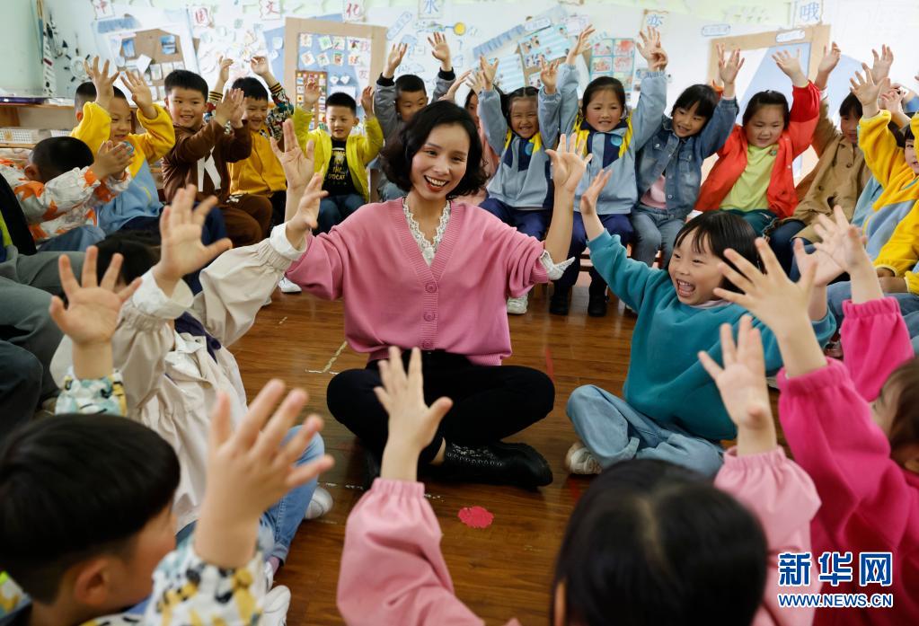 5月7日、園児と一緒に楽しい時(shí)間を過(guò)ごす貴州省遵義市正安県機(jī)関幼稚園の女性教師（撮影?趙永章）。