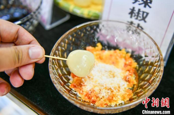 スパイシーソルトにつけて食べるライチ（撮影?凌楠）。