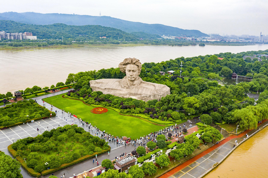 5月25日、観光客で賑わう湖南省長沙市の橘子洲景勝地（寫真著作権はCFP視覚中國が所有のため転載禁止）。