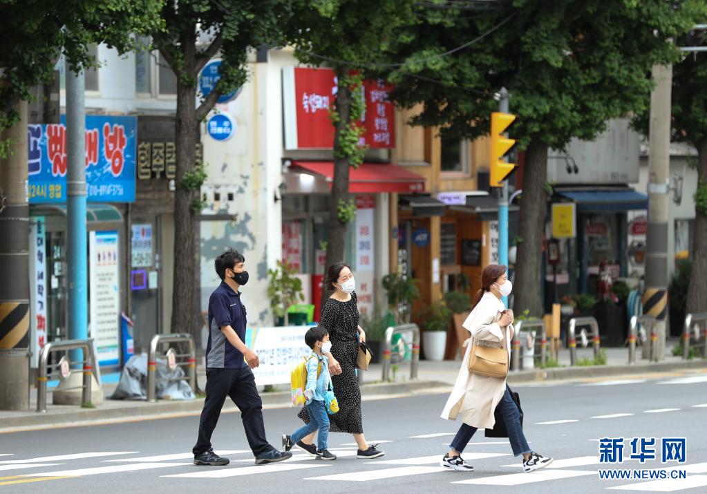 5月26日、韓國ソウルで、通りを歩くマスク姿の市民（撮影?王婧嬙）。