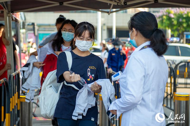 2021年大學入試初日、中國全土の受験生が會場入りする瞬間をキャッチ！