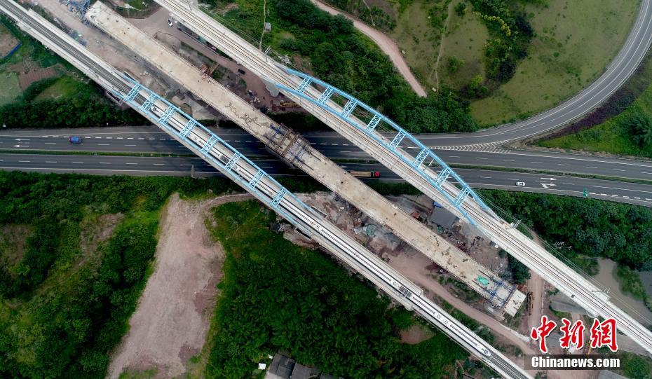 橋の上に停車した綿瀘線のテスト用車両。下を走るのは高速道路（ドローンによる撮影?劉忠?。?。