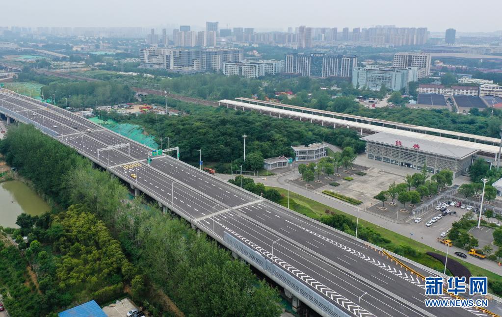 6月30日、開通した國道312號線南京區間改造工事の幹線高架橋を走行する車両（ドローンによる撮影?季春鵬）。