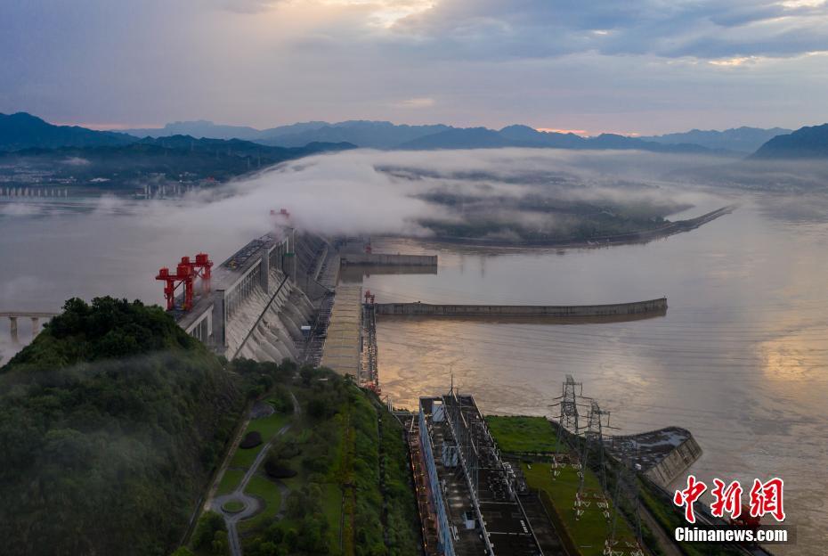 7月9日、湖北省宜昌市で、上空から撮影した三峽ダムと三峽発電所右岸の外部への送電線（寫真著作権はCFP視覚中國が所有のため転載禁止）。