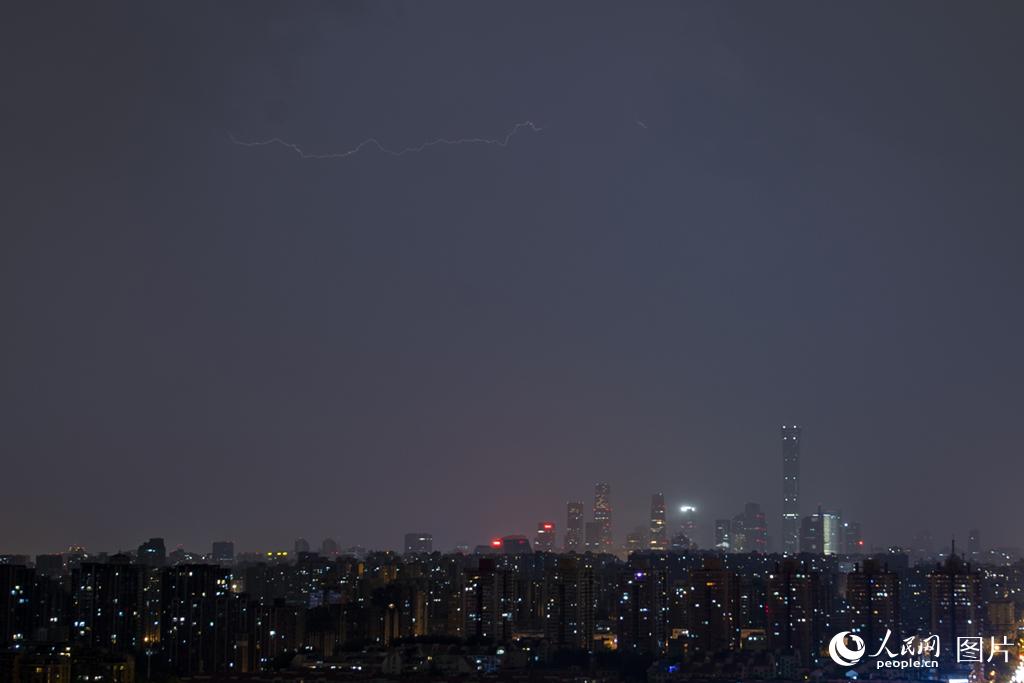 7月12日未明、予報通りの豪雨となり、北京上空に走った稲妻（撮影?翁奇羽）。