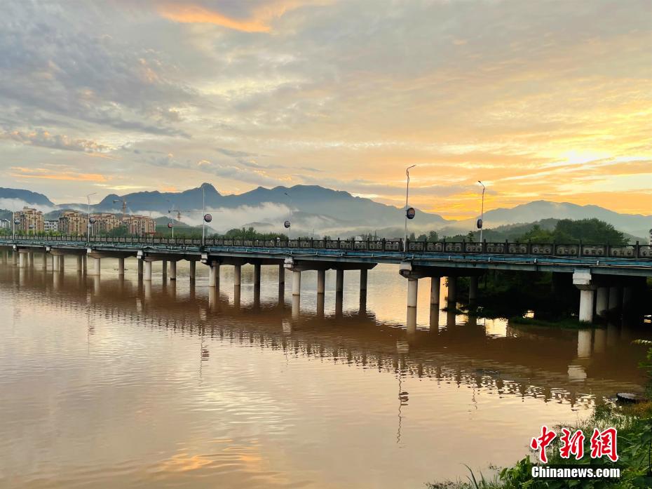 湖北省宣昌市遠安県で、大雨が降った後、美しい夕焼けの景色がが広がった市街地（撮影?劉中一）。