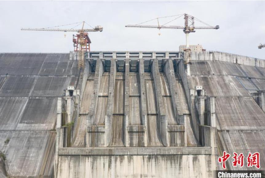 7月14日、上空から撮影した広西壯（チワン）族自治區にある竜灘水力発電所（撮影?陳冠言）。