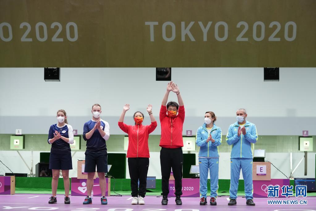 7月27日、優勝を手にした中國の姜冉馨選手（寫真左から3番目）と龐偉選手（寫真右から3番目）。