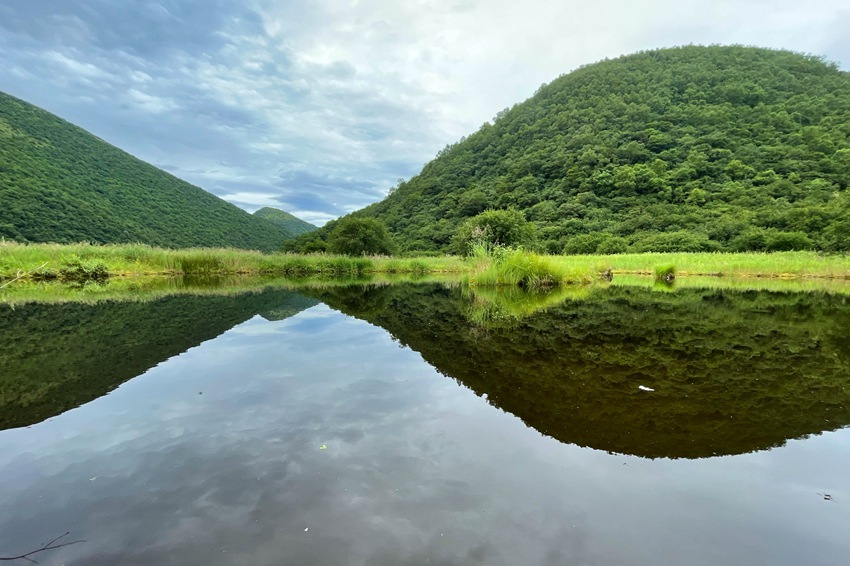 目の覚める美しさの蔥坪天池（撮影?李野）。