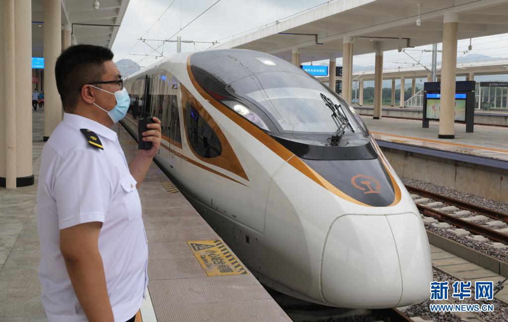 8月3日、大連に向かって錦州北駅を出発する直前の朝凌高速鉄道一番列車?G9147號列車（撮影?楊青）。