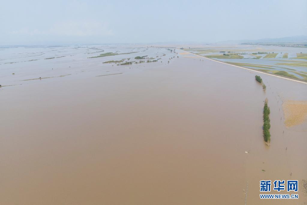 8月17日、黒竜江省同江市三村鎮三村付近の一部冠水した道路（ドローンで撮影?張濤）。