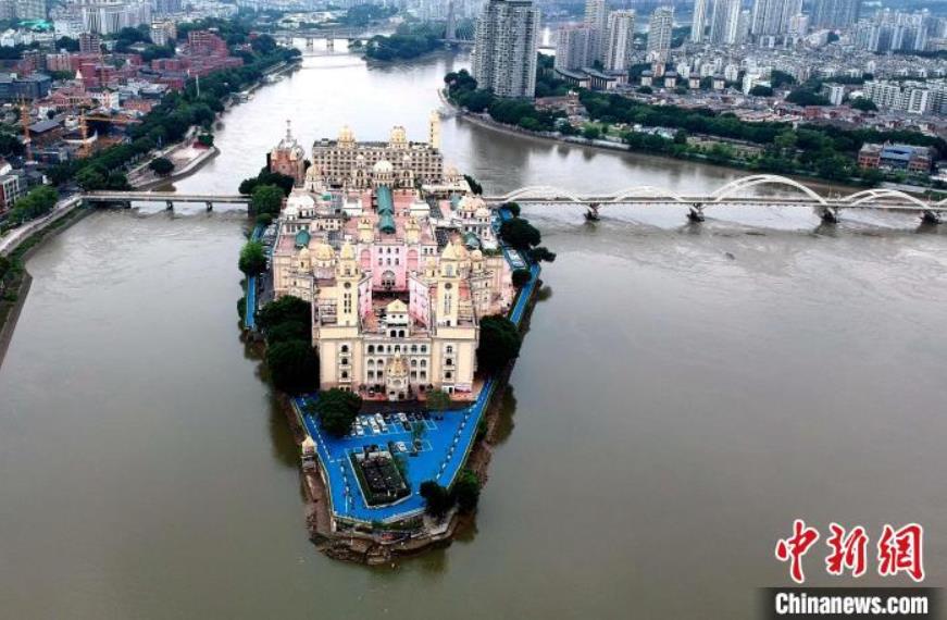 上空から撮影した福建省市街地を流れる閩江に浮かぶ中洲島（撮影?呂明）。