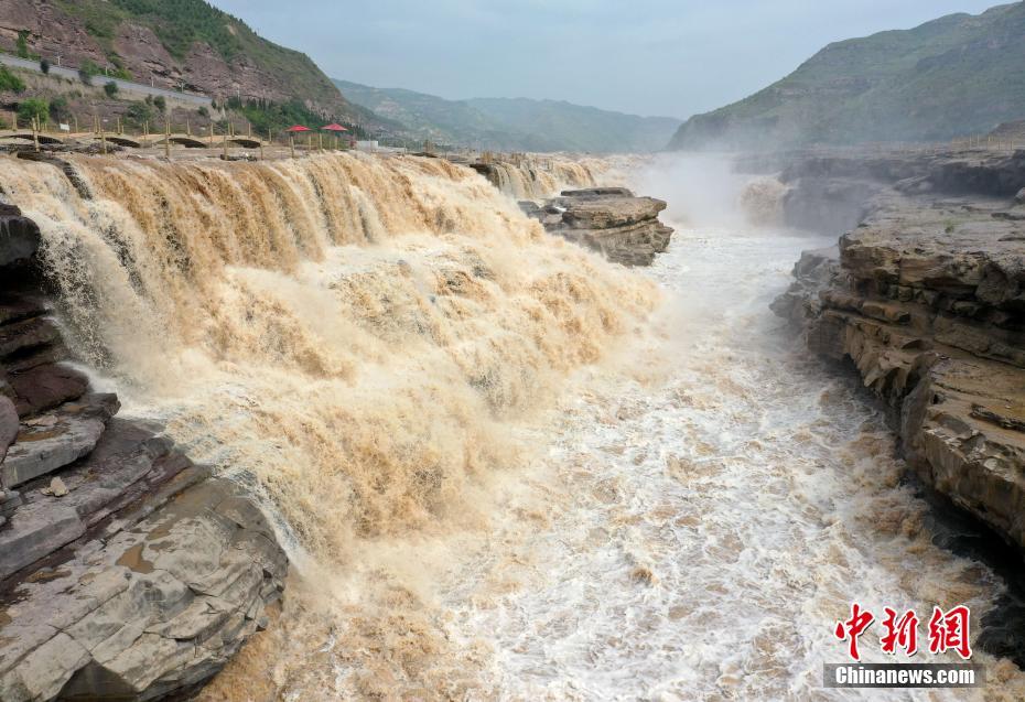 山西省吉県で23日に撮影された轟音と共に大量の水が流れ落ちる黃河壺口瀑布（ドローンで撮影?呂桂明）。