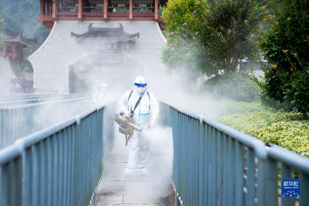 8月26日、湖南省張家界市天門山景勝地で、消毒作業(yè)を進(jìn)める職員。