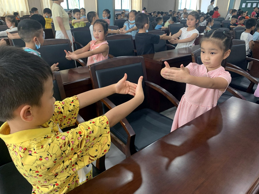 8月30日、江蘇蘇州陽光城実験小學校で新入生におじぎの仕方を教える教師（寫真著作権はCFP視覚中國が所有のため転載禁止）。