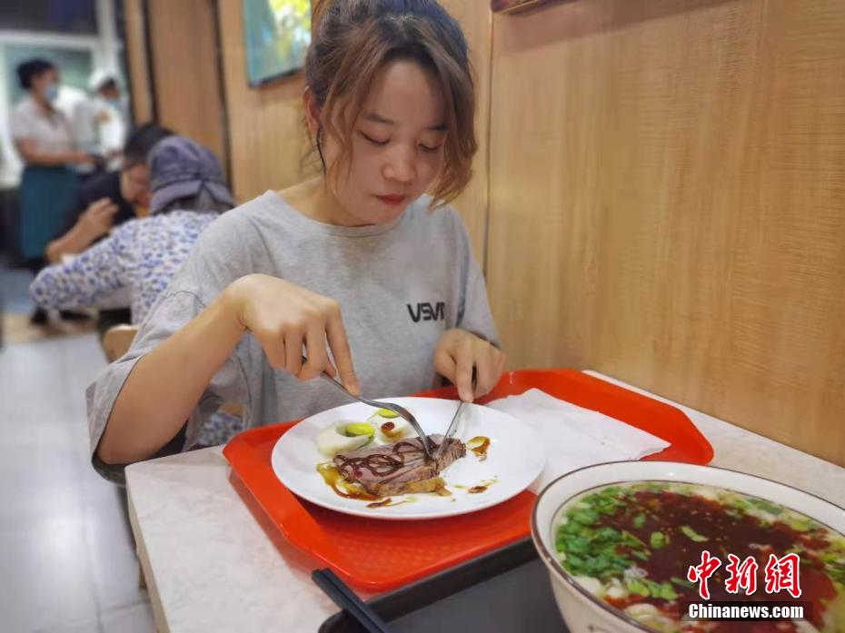 蘭州牛肉麺の新しい食べ方はステーキアンドラーメン！？　甘粛省