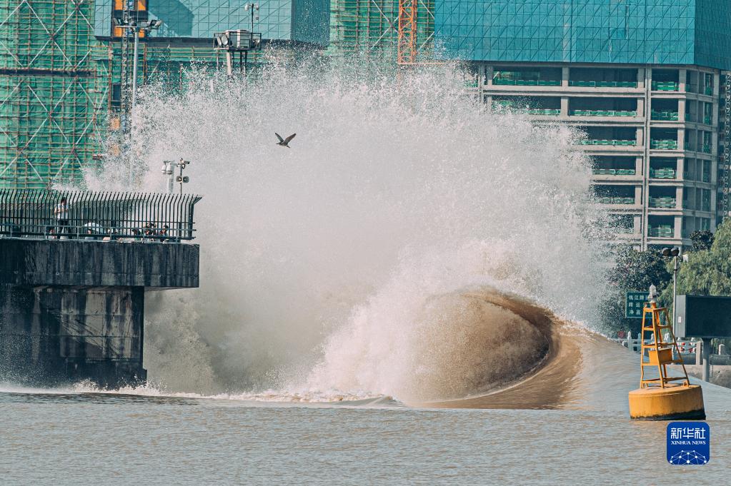 9月23日、銭塘江を逆流する水が堤防にぶつかり激しく砕ける大波（撮影?江漢）。