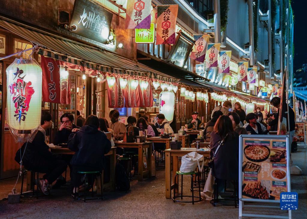 10月25日、東京都渋谷區のレストランで食事をする人。