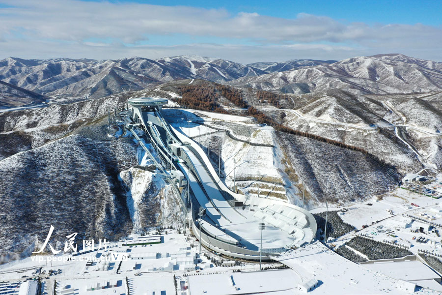 造雪作業を進める2022年北京冬季五輪張家口競技エリアにある國家スキージャンプセンター「雪如意」（撮影?武殿森）。