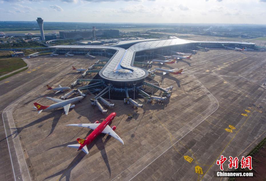 上空から撮影した近く運用を開始する海口美蘭國際空港第二期拡張プロジェクト（ドローンによる撮影?駱雲飛）。