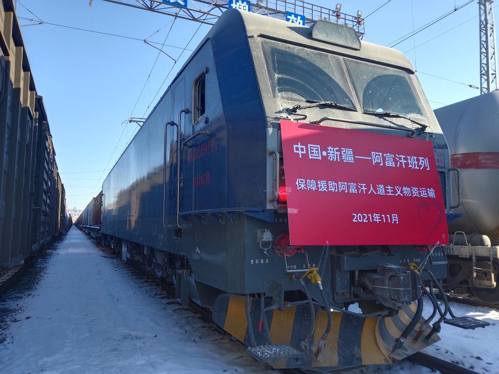 烏西駅から発車する中國?新疆～アフガン貨物輸送専用列車（11月20日撮影?余長江）。